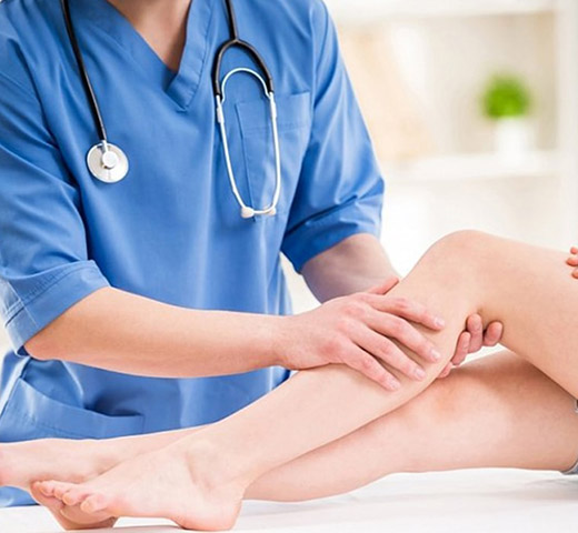 Persona en reposo con piernas elevadas para aliviar la retención de líquido