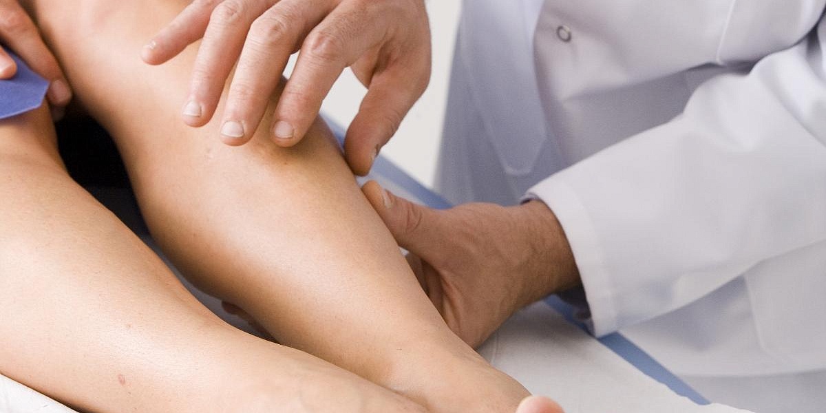Persona aplicando masaje en pantorrilla para mejorar la circulación venosa
